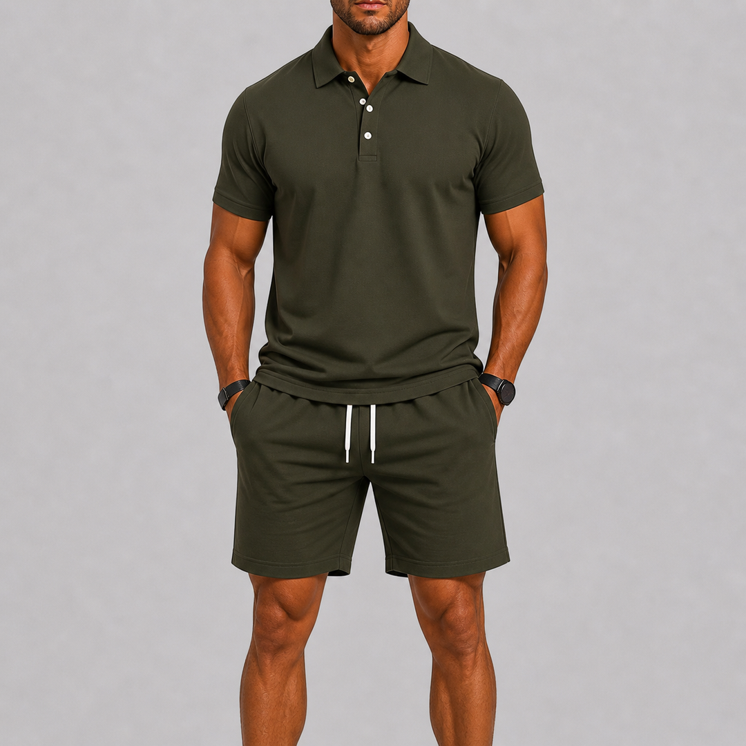 Zijaanzicht van de man in de oranje zomerse sportset, waarbij de lengte van de shorts en de mouwen van de polo te zien zijn.