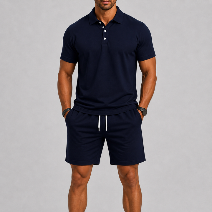 De elastische tailleband met trekkoord van de oranje shorts, wat zorgt voor een verstelbare en comfortabele fit.