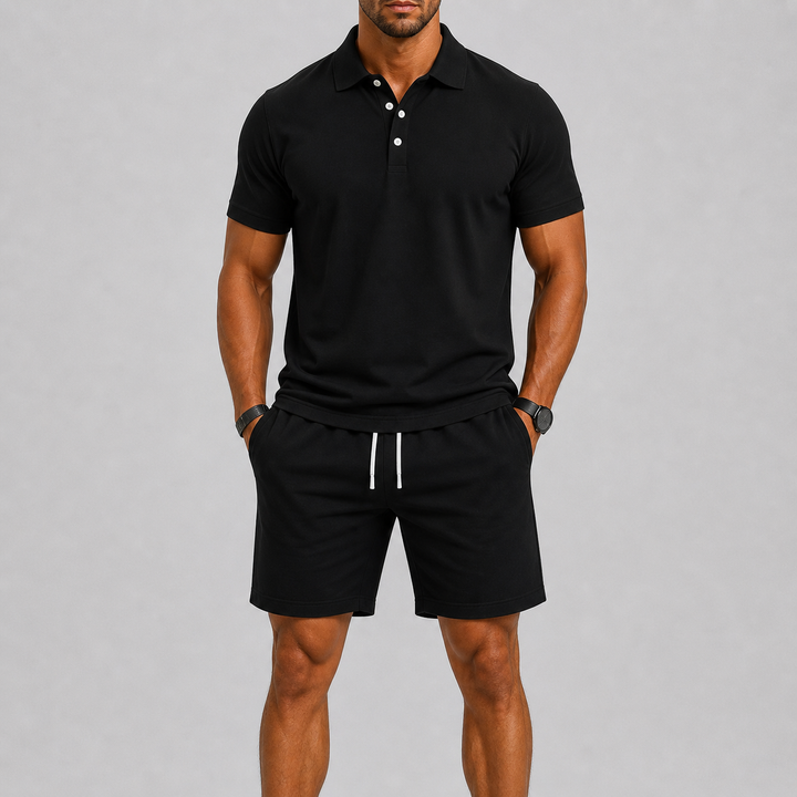 Details van de achterkant van de oranje polo en shorts, inclusief de naden en de relaxte fit.