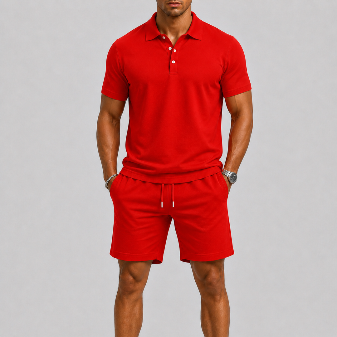 De moderne pasvorm van de oranje polo en shorts op een mannelijk model, benadrukt de ontspannen maar verzorgde uitstraling.