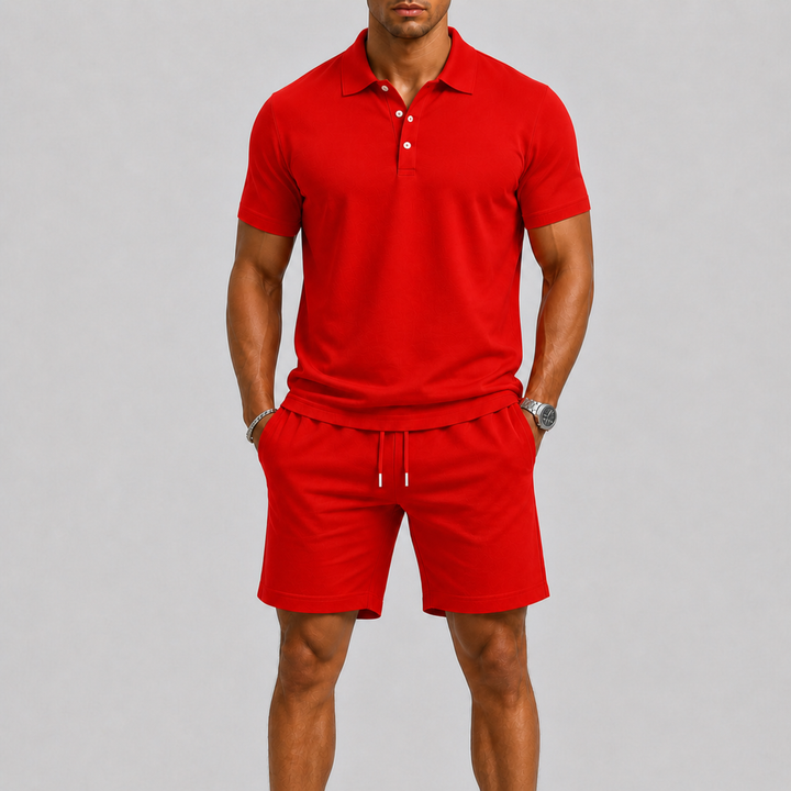 De moderne pasvorm van de oranje polo en shorts op een mannelijk model, benadrukt de ontspannen maar verzorgde uitstraling.