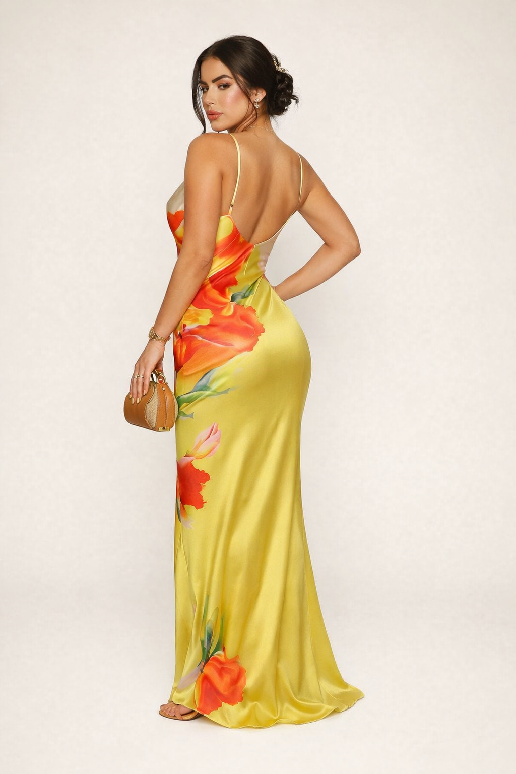 Achteraanzicht van de gele maxi-jurk met bloemenprint voor dames