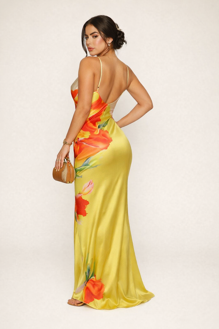 Achteraanzicht van de gele maxi-jurk met bloemenprint voor dames