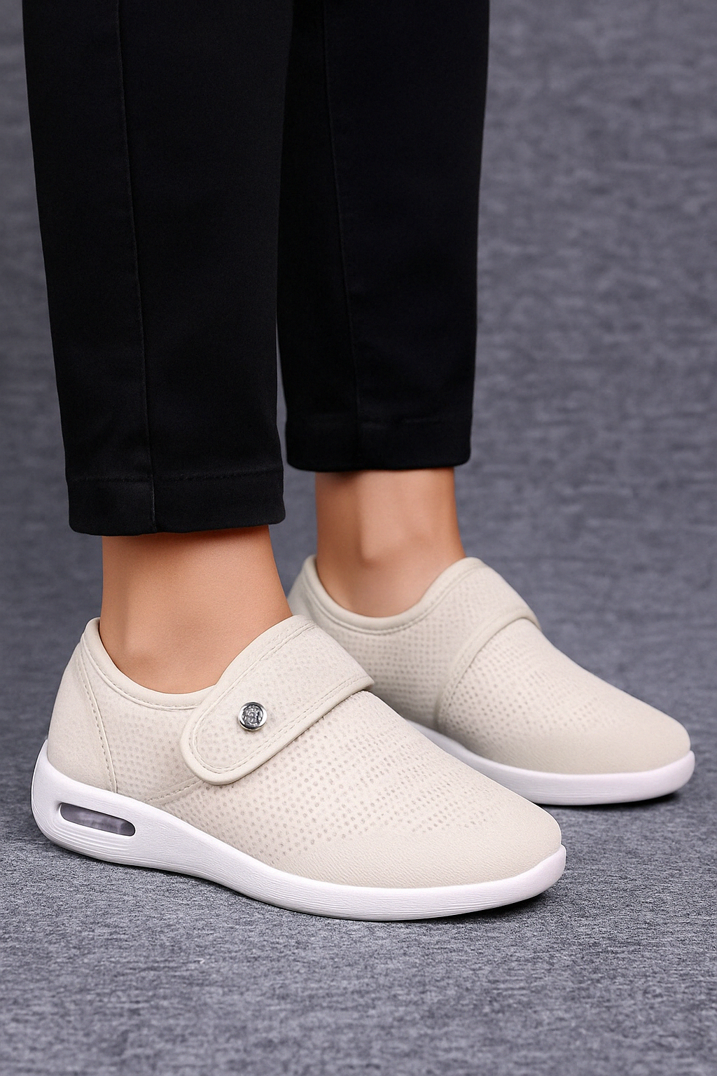 Damesschoenen met klittenband gedragen onder een zwarte broek