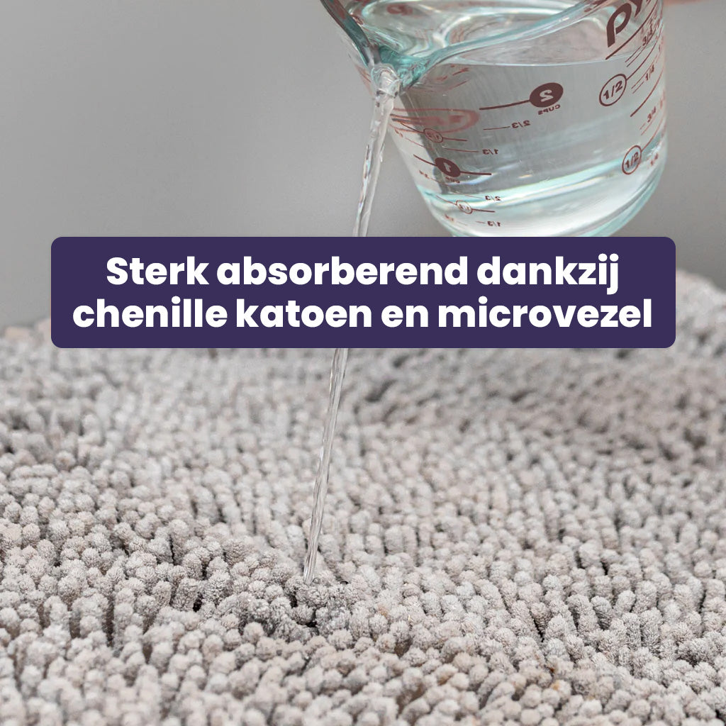 Water wordt gegoten op de absorberende vezels van de CleanPaw mat