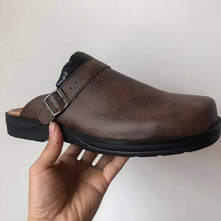 Stabiele heren comfort clogs met ergonomisch voetbed, perfect als pantoffels of casual herenschoenen.