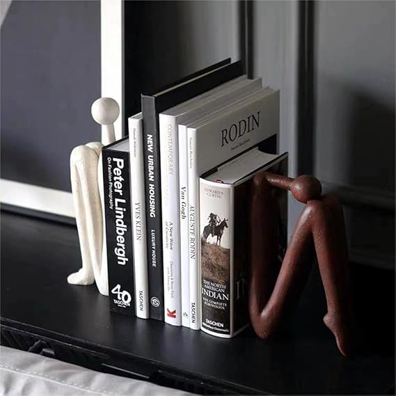 Stijlvolle boekensteun die een rij romans op zijn plek houdt