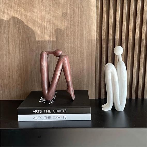 Decoratieve boeksteun in bruine kleur op een boekenplank