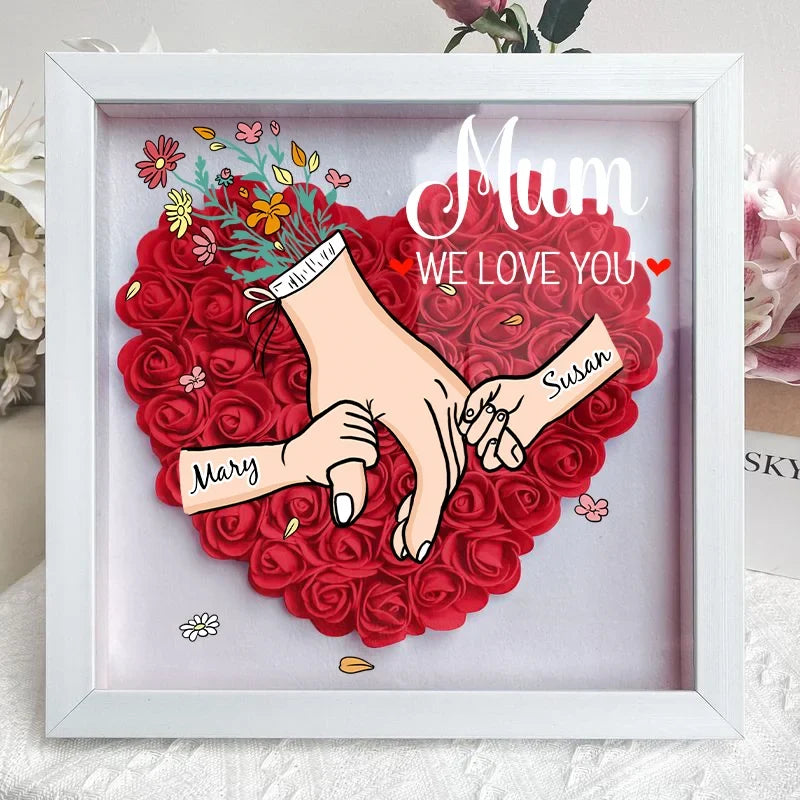 Gepersonaliseerde Moederdag lijst met bloemen, hartvormige details, warme sfeer.