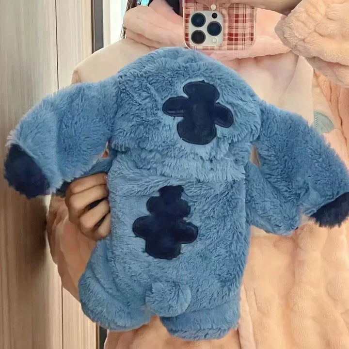 Hand vasthoudend de schattige pluche knuffelhoes