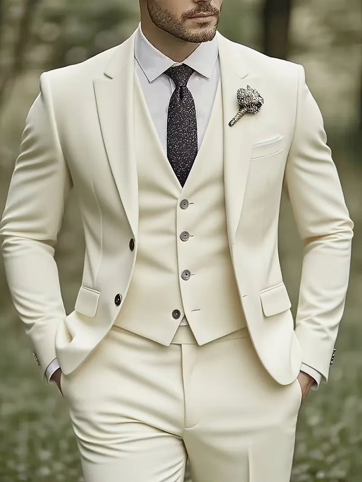 Man draagt een stijlvol beige driedelig herenpak met slim fit
