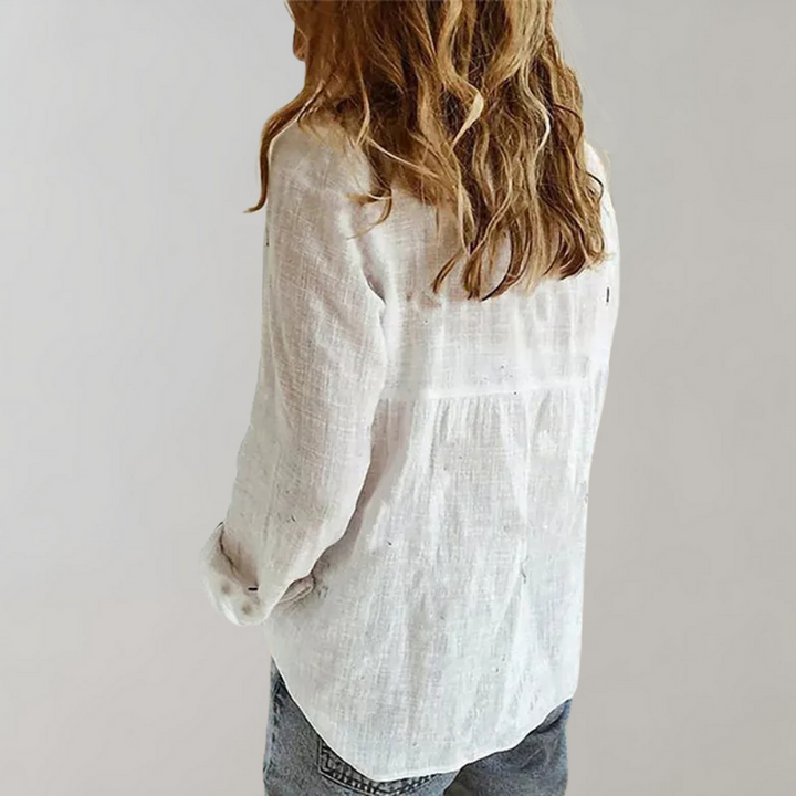 Achterkant van de witte casual damesblouse