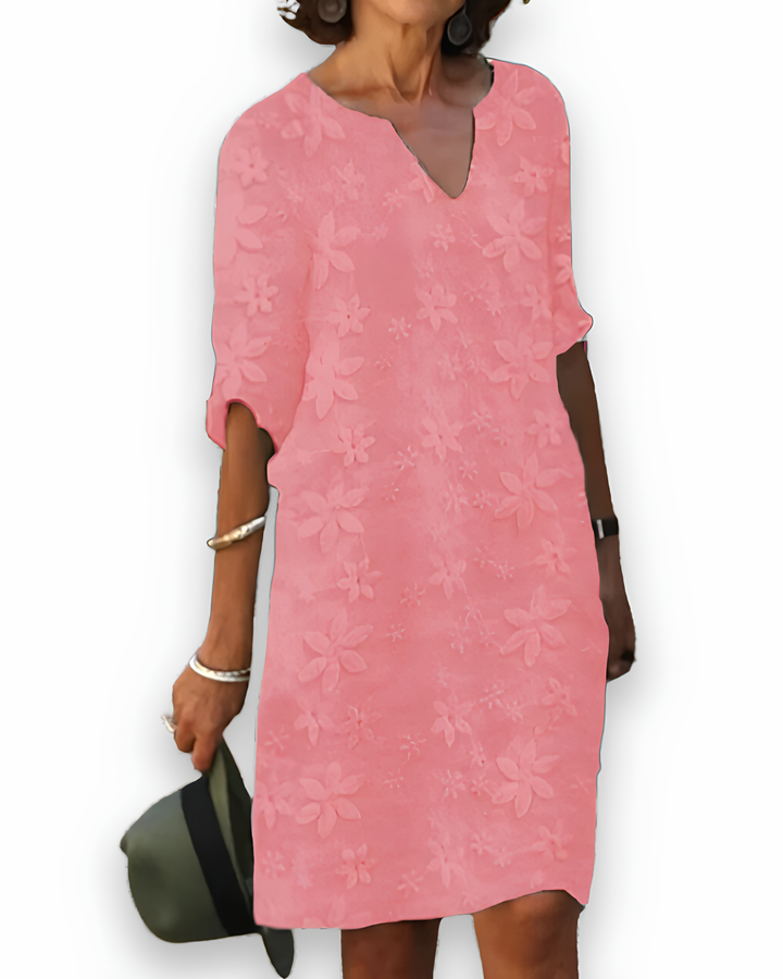 Luchtige roze dames zomerjurk met bloemdetails voor een vrouwelijke look