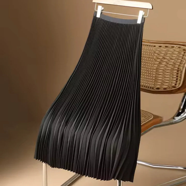 Vrouwelijke plissérok gecombineerd voor een veelzijdige en elegante look