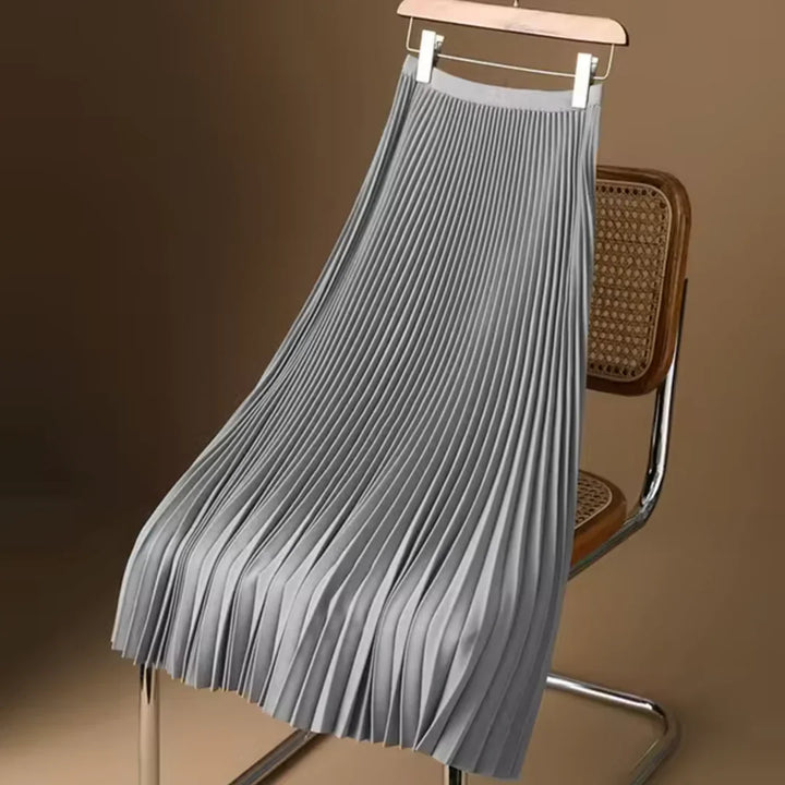 Achterkant van de comfortabele geplooide damesrok met elastische taille