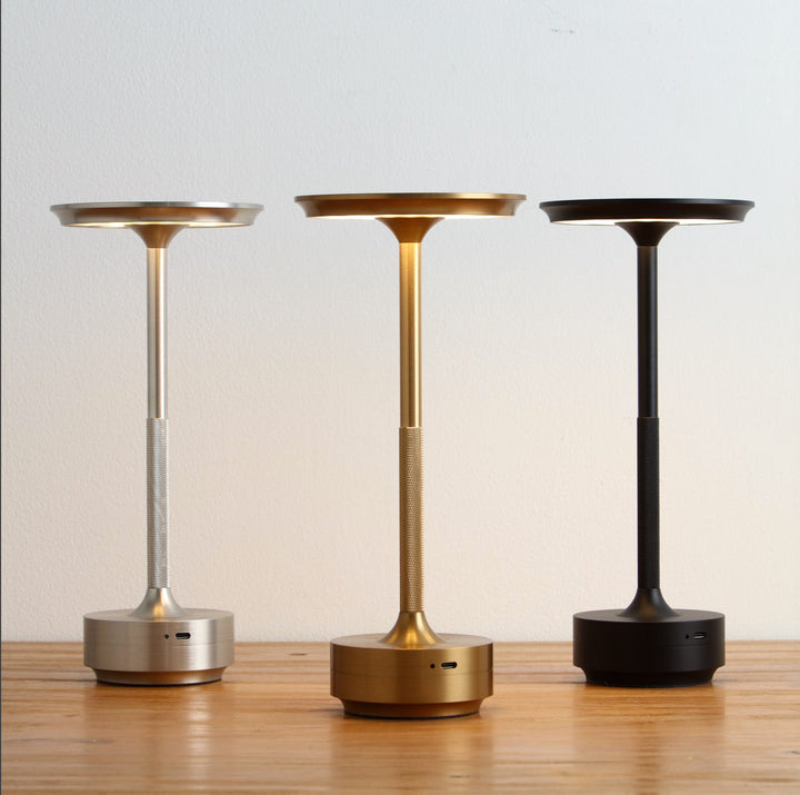 Draadloze LED tafellamp in Midnight Black, Starlight Silver en Champagne Gold op tafel