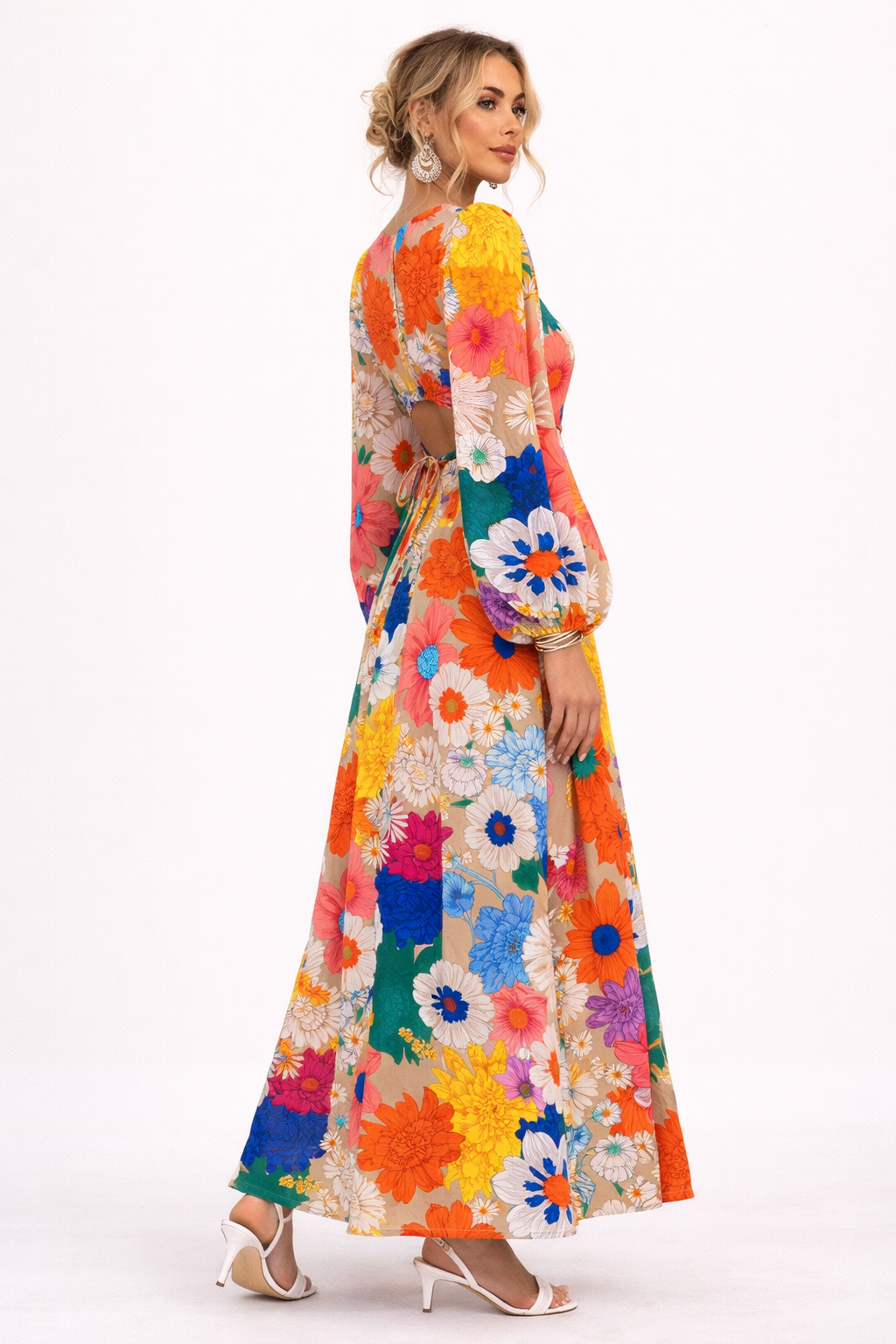 Zijaanzicht van de elegante lange zomerjurk met vrolijk bloemendesign.
