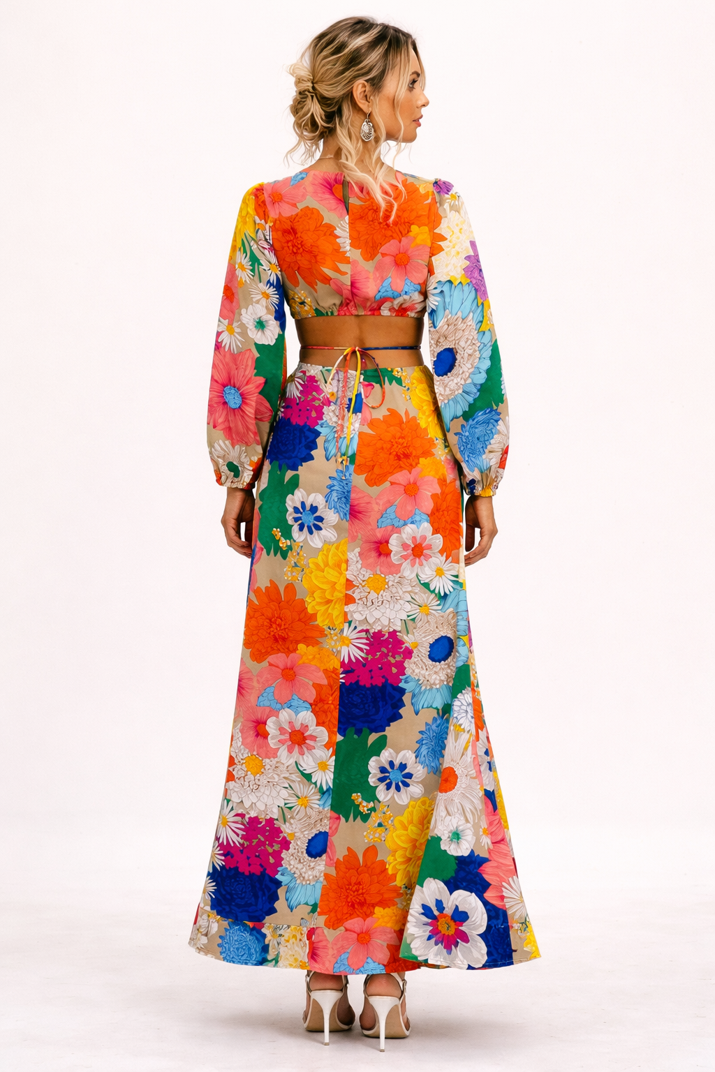 Achterkant van de kleurrijke dames maxi-jurk met bloemenprint en opvallend silhouet.