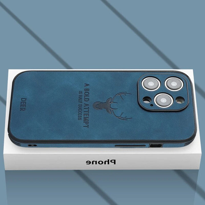 Azuurblauw leren iPhone hoes, lichtgewicht en toch stevige valbescherming.