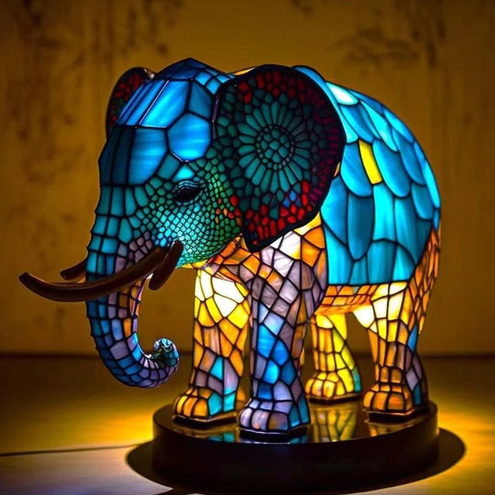 Detail van de glas-in-lood panelen in een dierenlamp, ambachtelijk handgemaakt voor sfeervolle verlichting.