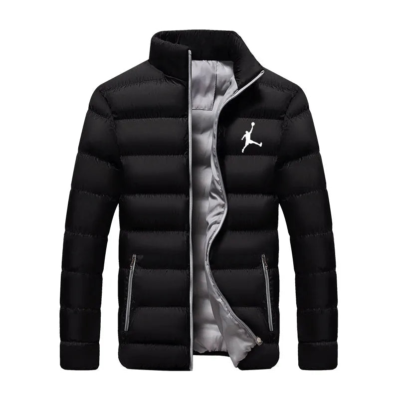 Man draagt casual Thijmen heren puffer winterjas. Lichtgewicht en warm, ideaal voor buitenactiviteiten.