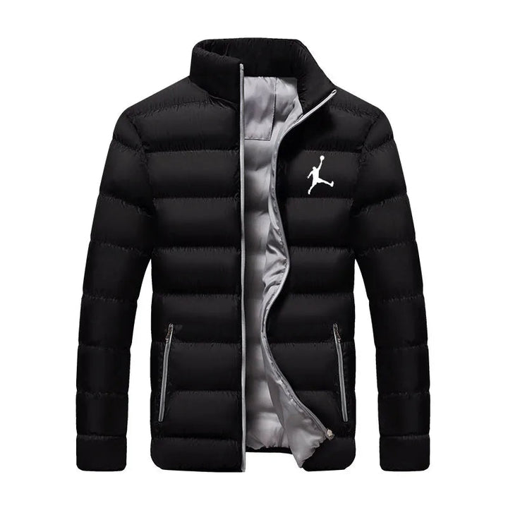 Man draagt casual Thijmen heren puffer winterjas. Lichtgewicht en warm, ideaal voor buitenactiviteiten.
