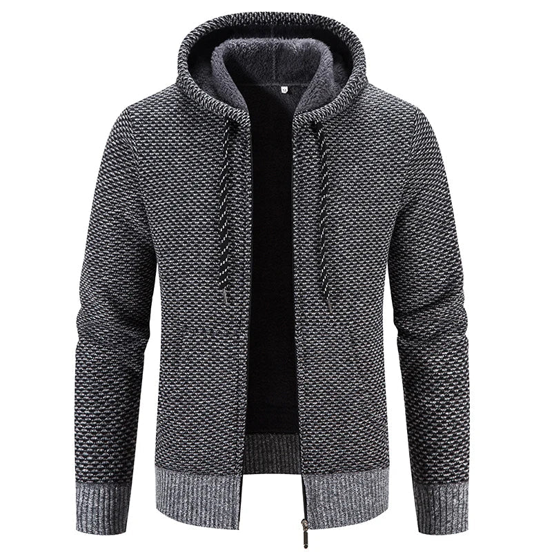 Detailopname van de grove breiwijze en rits van het heren vest met capuchon
