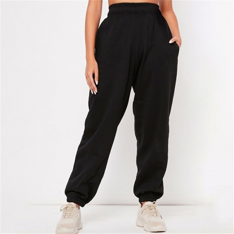Platliggende foto van de groene warme joggingsbroek voor koude dagen.