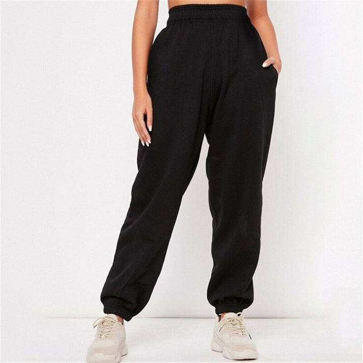 Platliggende foto van de groene warme joggingsbroek voor koude dagen.