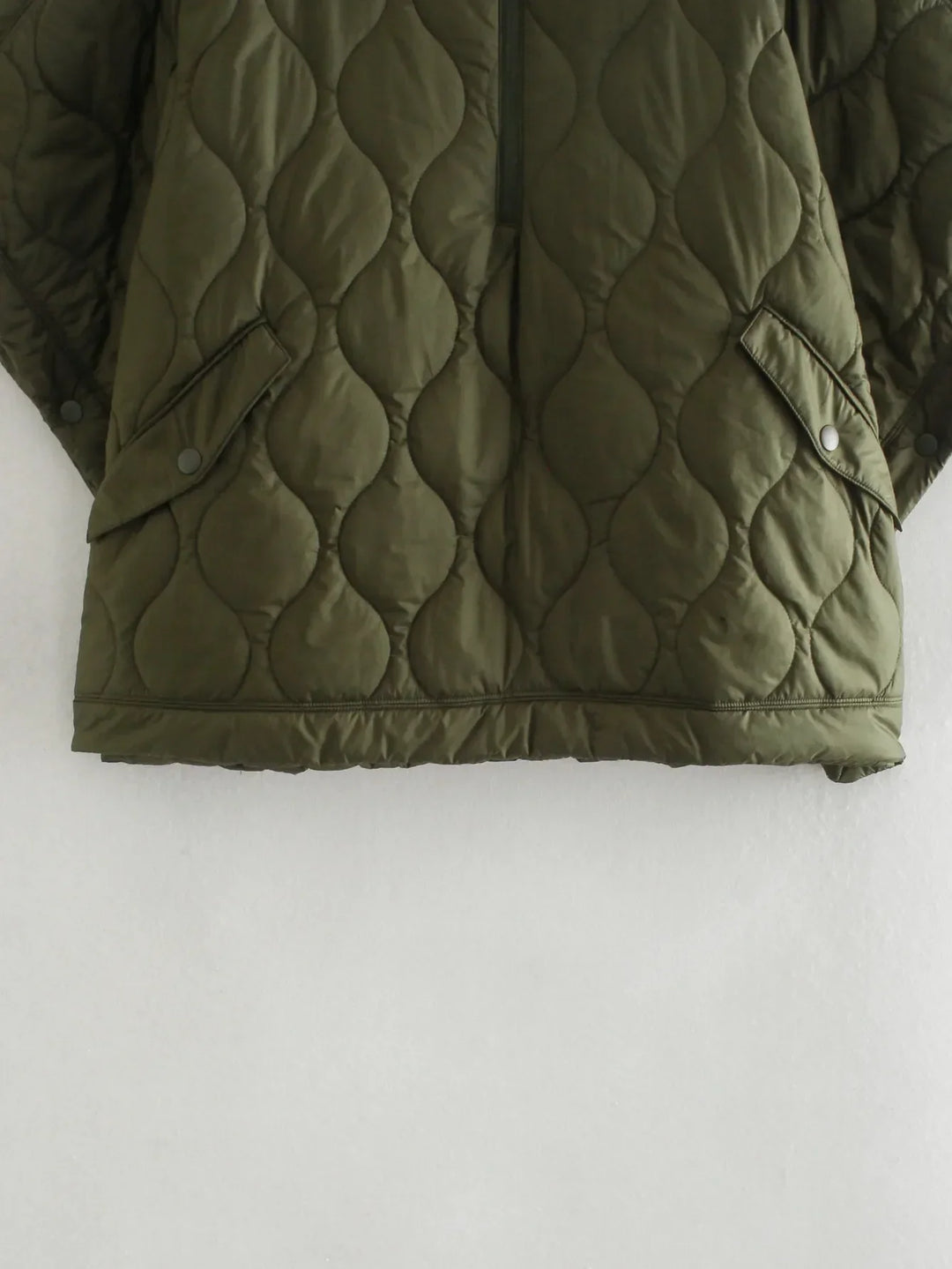 Close-up van de kraag van de groene dames bodywarmer