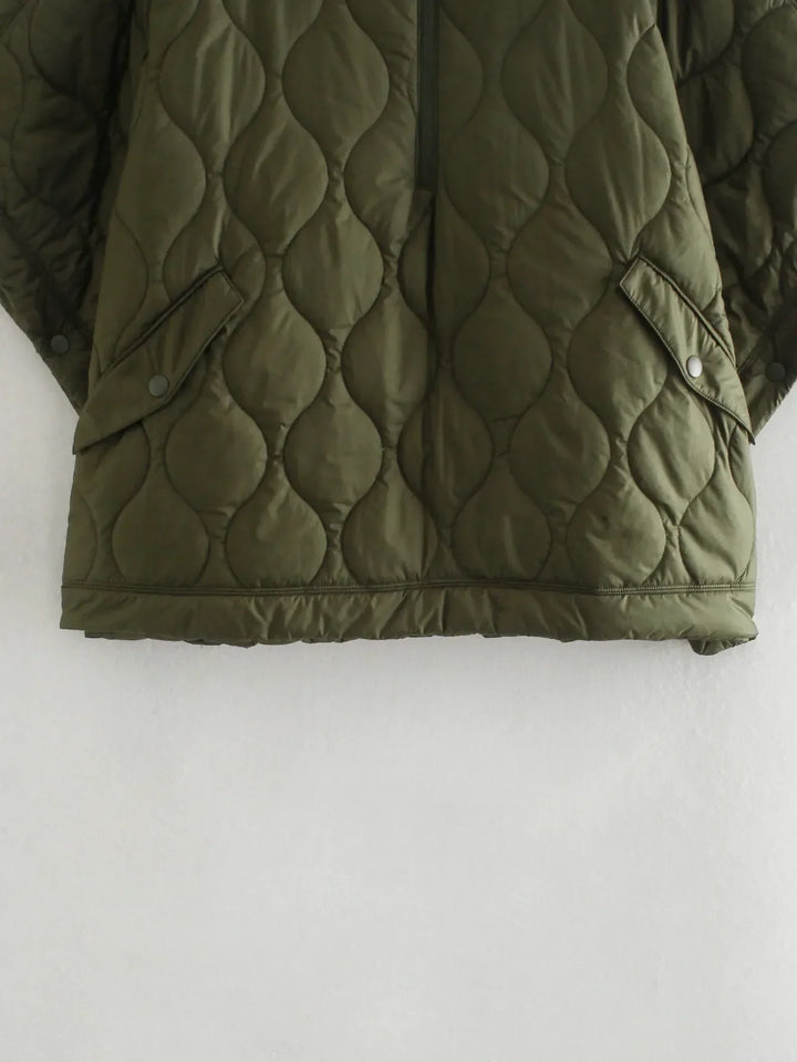 Close-up van de kraag van de groene dames bodywarmer