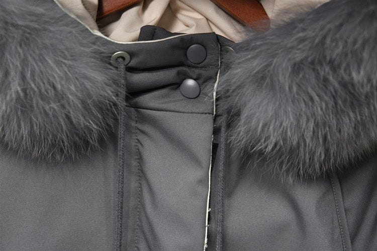 Warme damesjas voor de winter, elegant design en thermische eigenschappen voor koudebescherming.