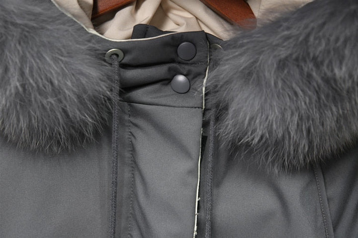 Warme damesjas voor de winter, elegant design en thermische eigenschappen voor koudebescherming.