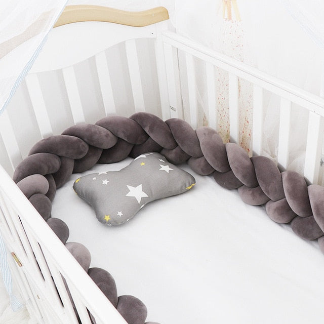 Comfortabel gevlochten wiegbeschermer voor newborn, zorgt voor een veilige en knusse slaapplek.