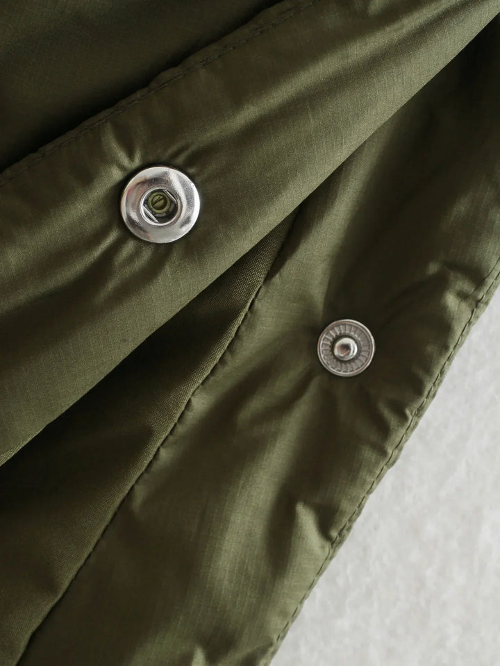 Dames bodywarmer casual groen getoond op een pop