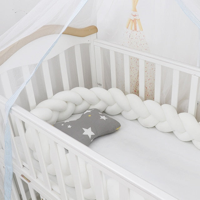 Gevlochten veiligheidskussen voor baby's, ideaal voor comfort en bescherming in wieg of box.