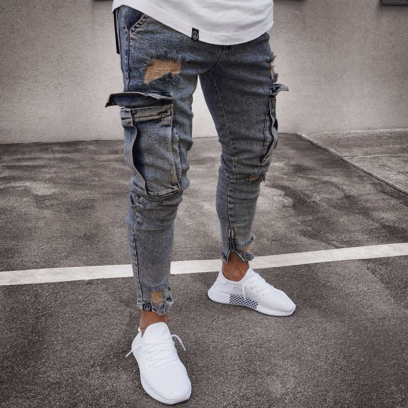 Man draagt donkerblauwe cargo broek met witte sneakers