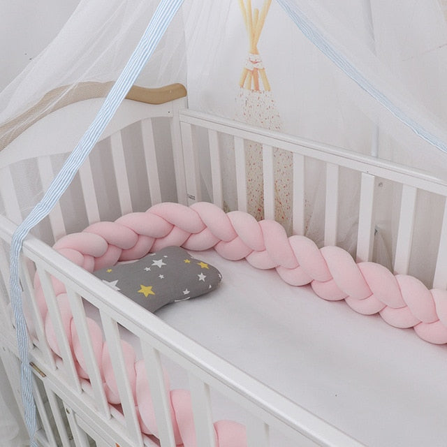 Zacht gevlochten babykussen, veilig te gebruiken in de box voor speeltijd en dutjes.