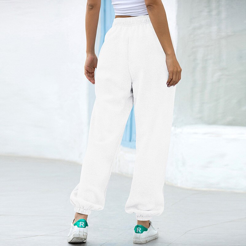Zachte stof close-up van de witte dames joggingsbroek voor loungewear.