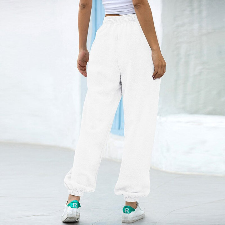 Zachte stof close-up van de witte dames joggingsbroek voor loungewear.