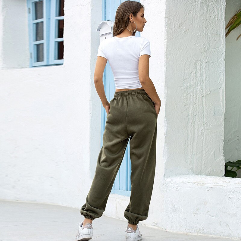 Stijlvolle grijze joggingsbroek voor dames, ideaal als warme sportkleding of casual outfit.