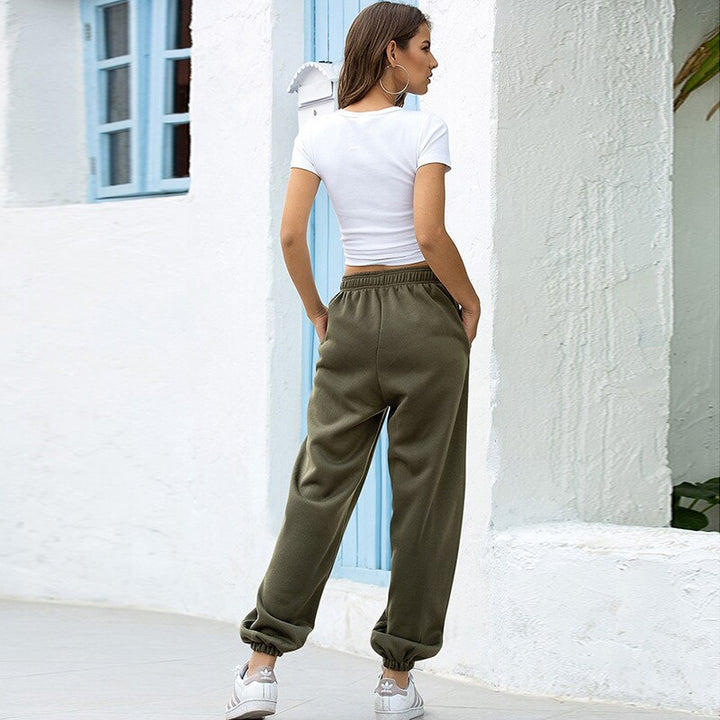 Stijlvolle grijze joggingsbroek voor dames, ideaal als warme sportkleding of casual outfit.