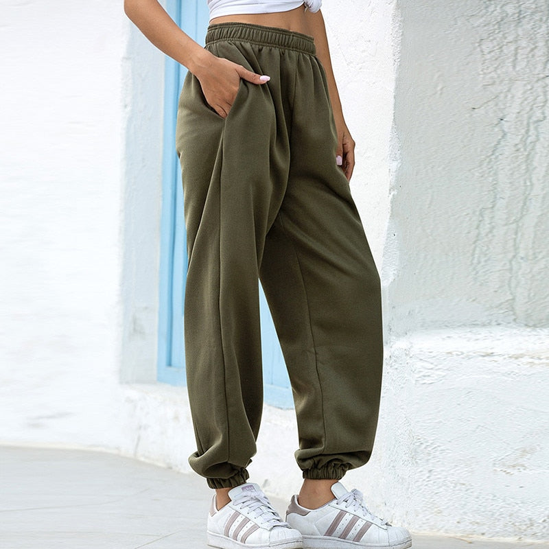 Groene dames joggingsbroek met dikke fleece binnenkant voor comfortabele loungewear.