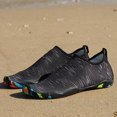 Antislipzool van waterschoenen, voor optimale grip en voetbescherming op gladde en rotsachtige ondergronden.