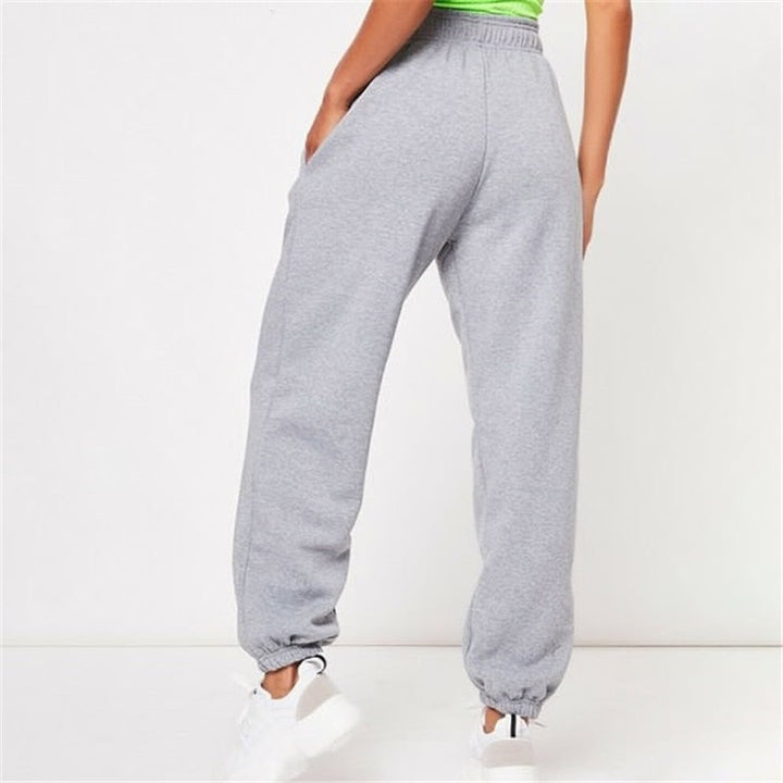 Groene dames joggingsbroek gestyled met casual top voor dagelijks gebruik.