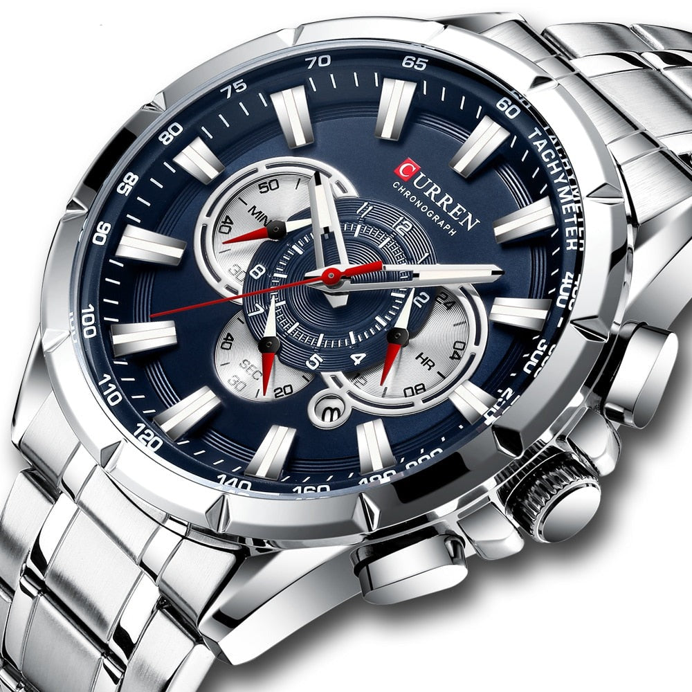 Close-up van een stijlvol herenhorloge met blauwe wijzerplaat en zilverkleurige band.
