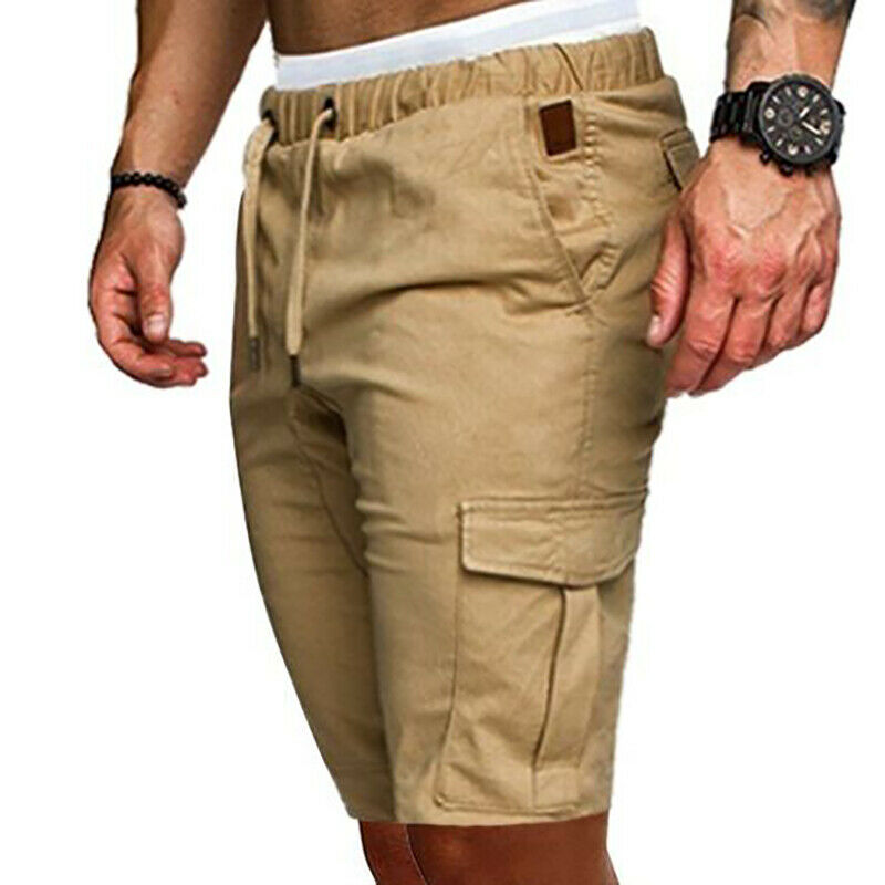 Zijaanzicht van khaki herenshort op model, met zijzakken en comfortabele pasvorm