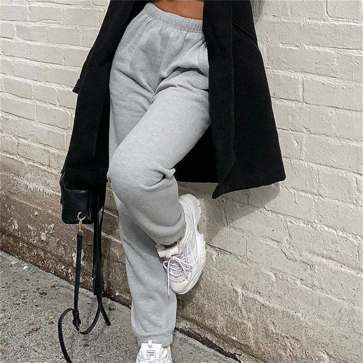 Zijaanzicht van de groene dames joggingsbroek getoond als comfortabele loungewear.