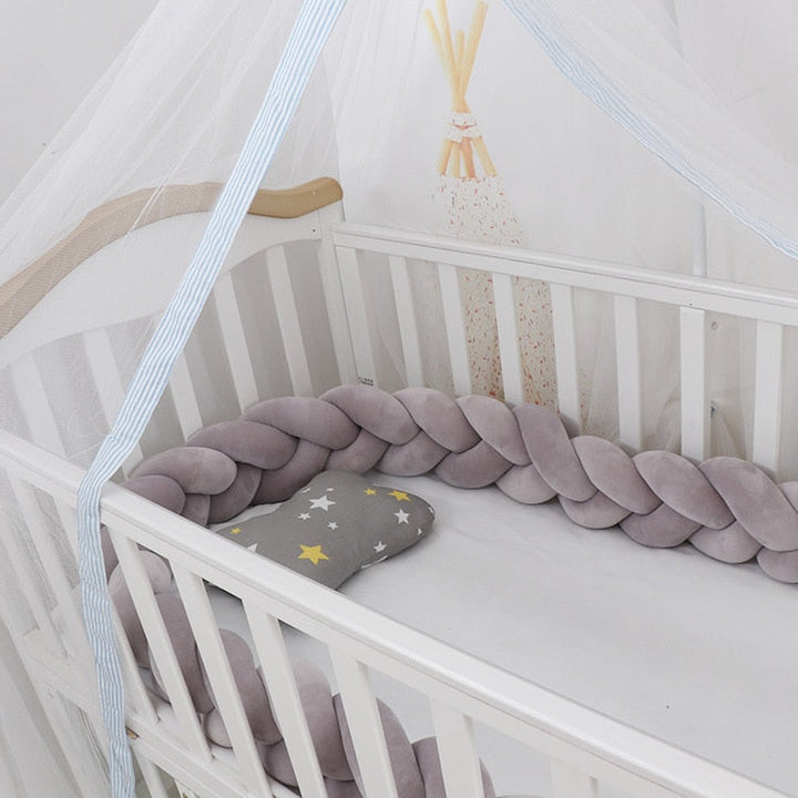 Stijlvol gevlochten babykussen, zacht en veilig, perfect voor de babykamer decoratie.