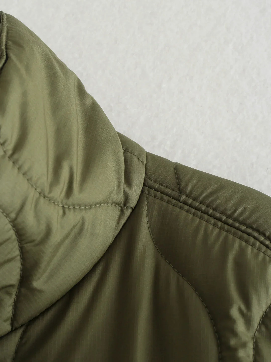 Zijkant van de groene wintervest voor dames